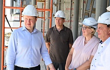 Власти края и города проинспектировали обновление школ в самом густонаселенном районе Барнаула