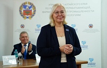 Андрей Солодилов вручил награды сотрудникам Барнаульского молочного комбината
