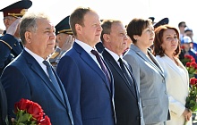 В Барнауле возложили цветы к стеле «Город трудовой доблести»