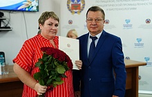 Андрей Солодилов вручил награды сотрудникам Барнаульского молочного комбината