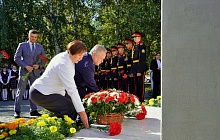 В 85-ю годовщину с начала блокады Ленинграда в Барнауле возложили цветы к памятному знаку
