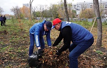 В Барнауле прошел субботник на Аллее отцов