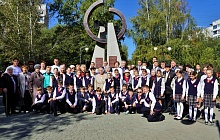 В 85-ю годовщину с начала блокады Ленинграда в Барнауле возложили цветы к памятному знаку