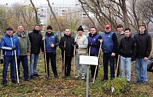В Барнауле прошел субботник на Аллее отцов