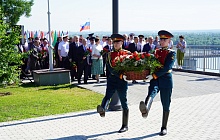 В День России в Барнауле торжественно подняли государственный флаг