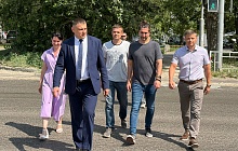 Современная дорога к сентябрю: депутаты проверили ход работ на улице Попова