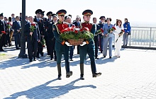 В Барнауле возложили цветы к стеле «Город трудовой доблести»